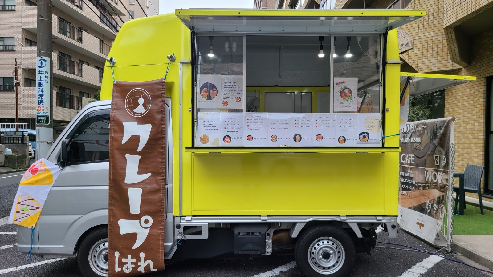 Exterior of the crêperie hare kitchen car
