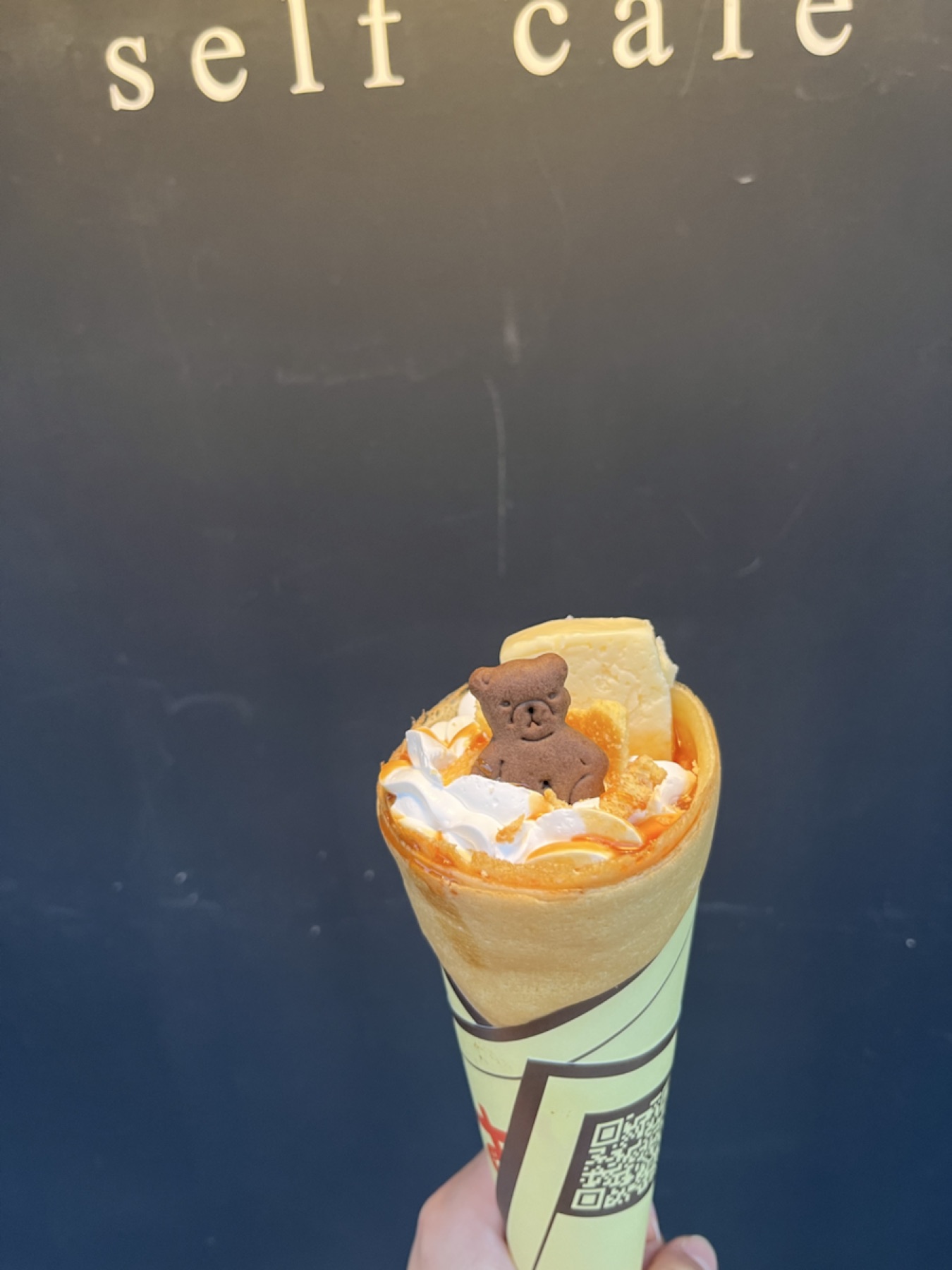 りんごとキャラメル、くまのクッキーを飾ったクレープ