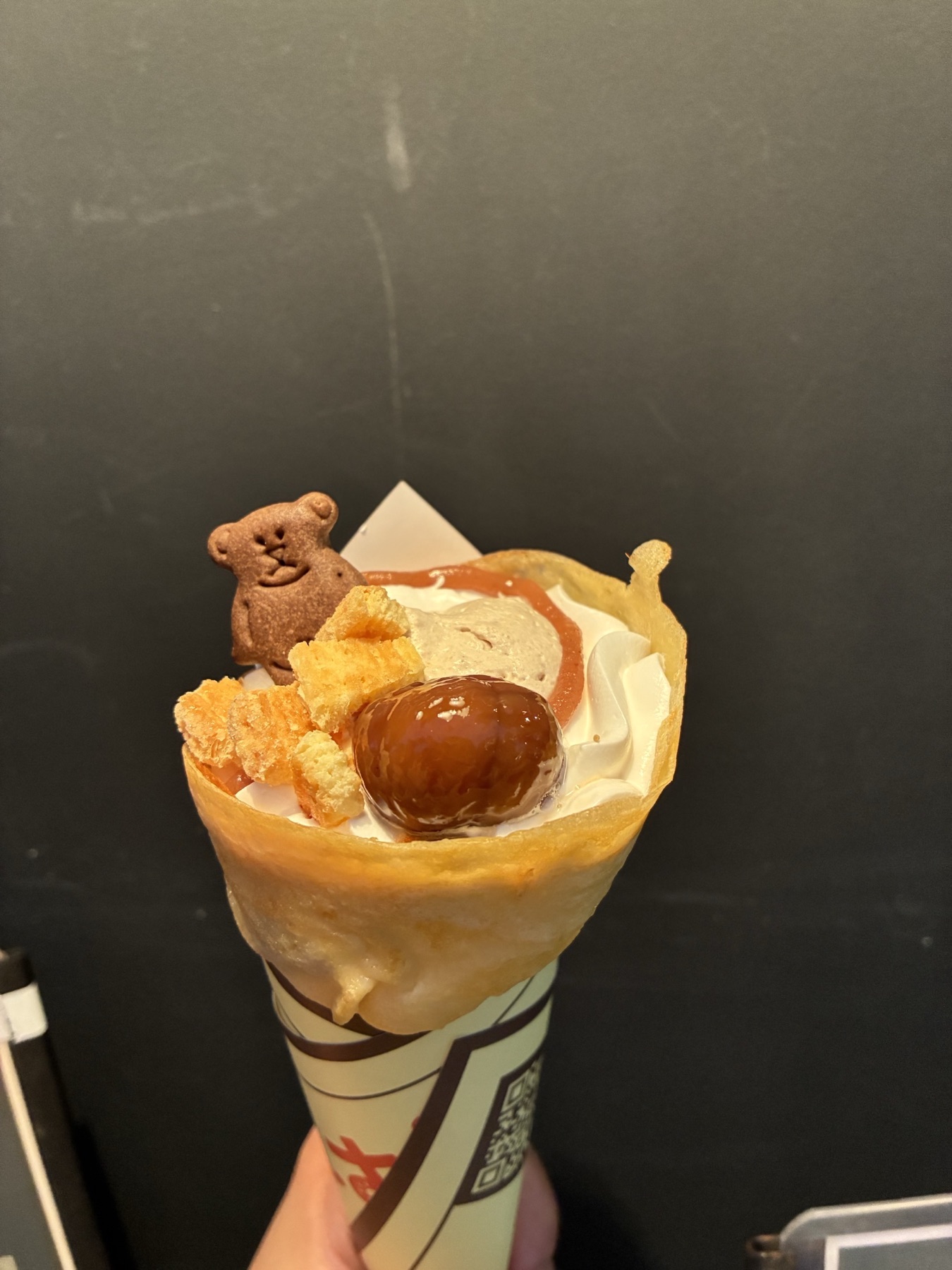 チョコレートとアーモンド、くまのクッキーを飾ったクレープ