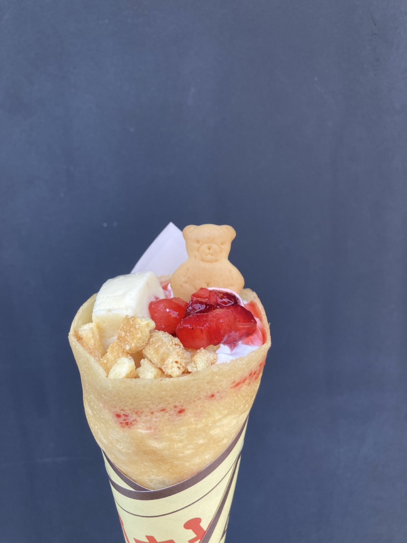 いちごとベリー、くまのクッキーを飾ったクレープ